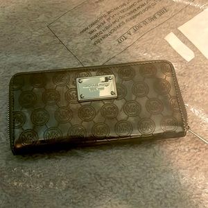 Michael Kors zippy wallet